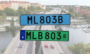 Två registreringsskyltar, en blå med texten ML 803B och en grön med texten MLB 803B, visas över en stadsmiljö med broar och båtar.