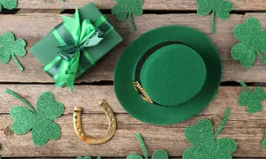 Sombrero verde, regalo, herradura de la suerte y tréboles, todo listo para celebrar el Día de San Patricio en Irlanda.