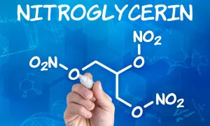Ręka pisze wzór chemiczny nitrogliceryny na niebieskim tle z siatką i innymi wzorami.
