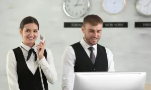 Ile godzin pracuje recepcjonistka w hotelu? Zaskakujące fakty o zmianach