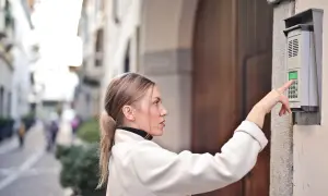 Jak otworzyć domofon? Poradnik: kody, awarie, smartfon i więcej!
