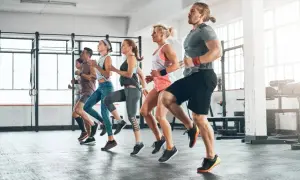 CrossFit: Kluczowe ćwiczenia i WOD-y dla początkujących