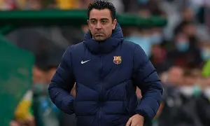 Xavi, jeden z trenerów Barcelony, w puchowej kurtce z herbem klubu.