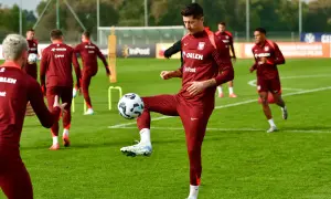 Piłkarz Robert Lewandowski ćwiczy drybling, pokazując, jaki jest najpopularniejszy sport na świecie.