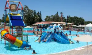 Vattenpark med rutschkanor och plaskande barn. Massor av roliga aktiviteter på Kreta för hela familjen.