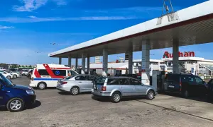 Stacja paliw Auchan. Samochody, w tym ambulans, tankują przy dystrybutorach. Sprawdzanie auchan ceny paliw.
