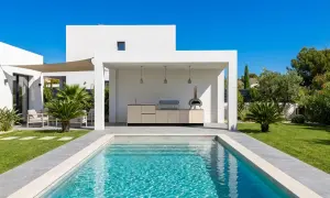 Une magnifique cuisine d'été avec piscine, parfaite pour des repas en plein air sous le soleil.