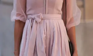 Ein zartrosa Dirndl ohne Schürze mit Puffärmeln aus Tüll. Die Taille ist mit einer Schleife gebunden.
