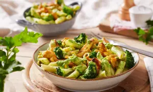 Penne mit Hähnchen, Brokkoli und Mais in cremiger Kräutersauce. Perfekt für gesunde Rezepte Mittagessen.