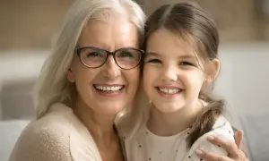 Uśmiechnięta babcia z wnuczką, idealne do pięknych cytatów o wnukach.