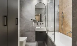 Nowoczesne kolory do łazienki małej: szarość marmuru, drewniane akcenty i czerń tworzą elegancką przestrzeń.