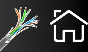 Rozplecione przewody ethernetowe obok białej ikony domu.