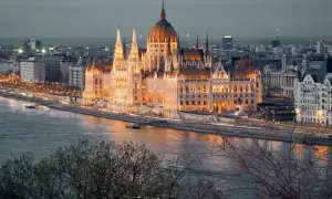 Wspaniały Parlament w Budapeszcie, oświetlony nocą, to obowiązkowy punkt, co zobaczyć w Budapeszcie. Rzeka Dunaj i miejska panorama tworzą magiczny widok.