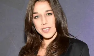 Joanna Jędrzejczyk, znana wojowniczka, uśmiecha się do obiektywu. Czyżby myślała o swoim mężu?