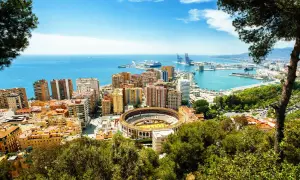 Vue panoramique de Malaga : arène, port, mer bleue. Idéal pour savoir que faire à Malaga.