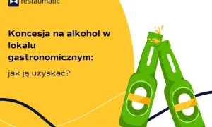 Koncesja na alkohol w lokalu gastronomicznym: jakie rodzaje koncesji na alkohol są dostępne i jak je uzyskać? Dwie zielone butelki piwa wznoszą toast.