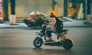 Czy skuter to motorower? Odkryj różnice i przepisy prawne