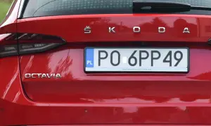 Czerwona Skoda Octavia z tablicą rejestracyjną PO 6PP49.