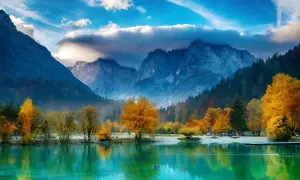 Herbstliche Farbenpracht in einem der schönsten Nationalparks Europas. Türkisblaue See, bunte Bäume und majestätische Berge.