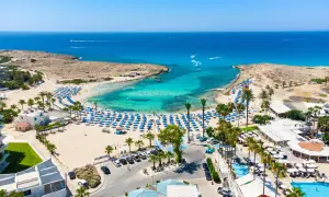 Ayia Napa: Co zwiedzić? Rajskie plaże i sekrety Cypru poza imprezą