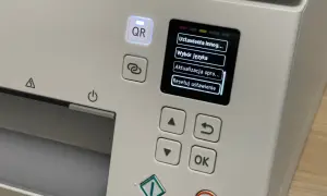 Menu drukarki Canon z opcją "Resetuj ustawienie". Dowiedz się, jak zresetować drukarkę Canon, aby rozwiązać problemy.