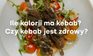 Dwa szaszłyki z mięsem i warzywami na talerzu.