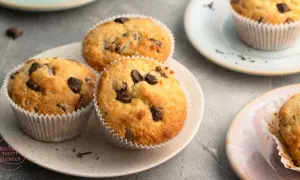 Schokoladenmuffins, perfekt für einfache muffin rezepte. Saftig und mit vielen Schokostückchen.
