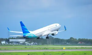Samolot Garuda Indonesia startuje, a my zastanawiamy się, ile się leci na Bali.