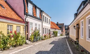 Kolorowa uliczka w Ystad, pełna kwiatów i zabytkowych kamieniczek, to idealne miejsce na spacer. Odkryj urokliwe ystad atrakcje.