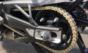 Złoty łańcuch motocyklowy BMW na tylnym kole. Dowiedz się, jak rozkuć łańcuch motocyklowy, by go wymienić lub skrócić.