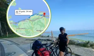 Kobieta z rowerem nad morzem, planująca trasę z Kołobrzegu do Gdyni. Rozkład jazdy pokazuje 350 km.
