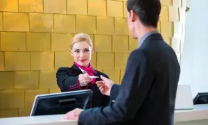 Ile godzin pracuje recepcjonistka w hotelu? Zaskakujące fakty o zmianach