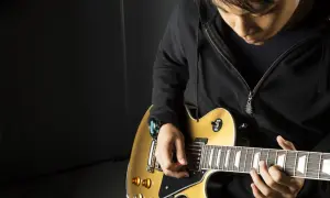 Jak trzymać kostkę gitarową? Opanuj chwyt i brzmienie!