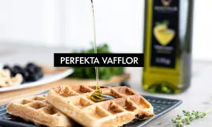 Perfekta våfflor med sirap som ringlas över. Ett recept på goda våfflor med tillbehör som nötter och bär.