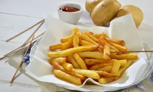 Frytki idealne: Ile czasu smażyć w piekarniku, frytownicy, air fryerze?