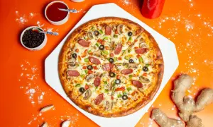 Pyszna pizza z kiełbasą, pieczarkami i papryką. Idealna inspiracja, jak zrobić pizzę w domu!