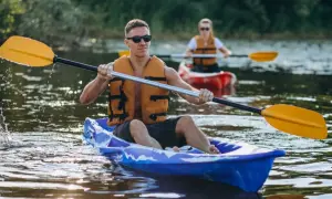 Kajaki: Co musisz wiedzieć? Przewodnik dla początkujących kajakarzy