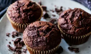 Drei saftige Schoko-Muffins mit Schokostückchen, perfekt für ein schnelles Muffins Rezept.