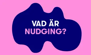 Vad är nudging? En fråga som ställs på en mörkblå, oregelbunden form mot en ljusrosa bakgrund.