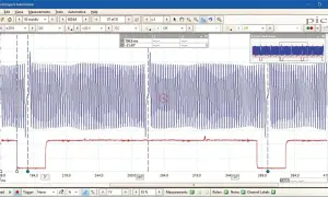 Onda del sensor ckp en un osciloscopio PicoScope. Muestra una señal de alta frecuencia superpuesta a una señal de pulso, indicando el funcionamiento del motor.