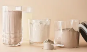 Verschiedene Proteinpulver und ein fertiger Shake. Hier wird der whey isolat unterschied deutlich.