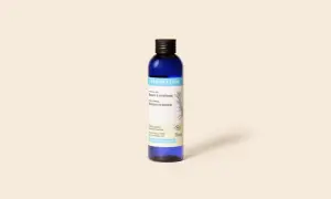 Hydrolat pur de romarin à verbénone, idéal pour la pousse des cheveux et les peaux mixtes. Un soin tonique et purifiant.
