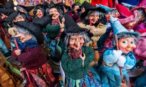 Bambole delle streghe, un'allegra **epifania in Italia**. Vestite a festa, portano doni e sorrisi.