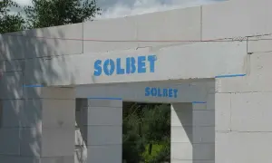 Kształtki wieńcowe Solbet na budowie domu. Elementy konstrukcyjne z widocznym logo producenta.