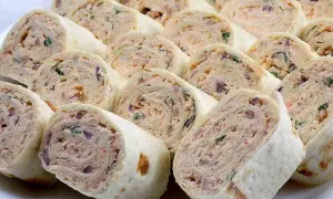 Roladki z tortilli na 3 sposoby: pyszne, zawinięte w tortillę kawałki z farszem, idealne na imprezę.
