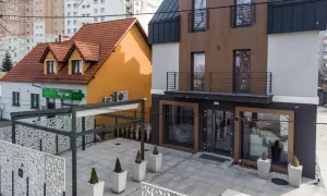 Nowoczesny hotel kameralny Zielona Góra z patio i ozdobnymi panelami.