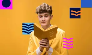 Młody mężczyzna w żółtej marynarce czyta książkę "Lalka" Bolesława Prusa. Obok niego kolorowe geometryczne kształty.