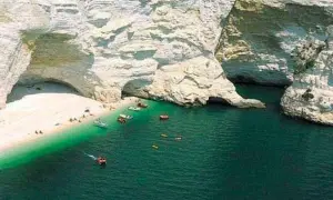 Spiagge di Manfredonia incastonate tra imponenti falesie bianche. Acque cristalline e piccole imbarcazioni animano questo angolo di paradiso.