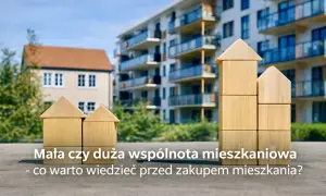 Drewniane klocki w kształcie domów przed budynkiem mieszkalnym. Mała czy duża wspólnota mieszkaniowa – co warto wiedzieć przed zakupem mieszkania?