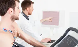 Un homme subit un test d'effort dangereux sur un tapis roulant, des électrodes sur la poitrine, tandis qu'un médecin surveille son rythme cardiaque sur un écran.
